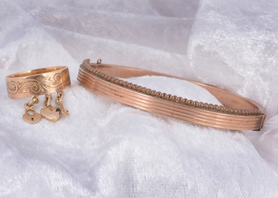 Lot 118 - An Edwardian reeded shaped bangle