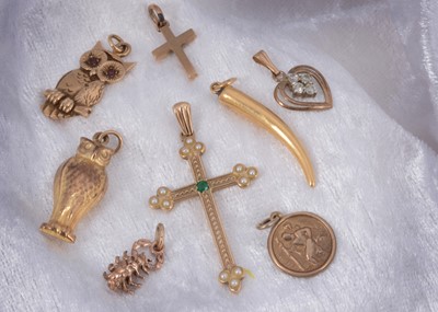 Lot 122 - A collection of 9ct gold pendants, crosses etc