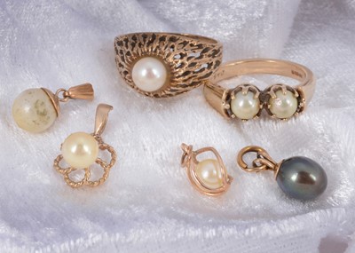 Lot 123 - A collection of pearl set 9ct gold jewellery