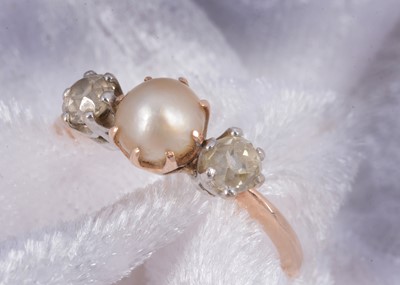 Lot 124 - An Edwardian pearl and diamond three stone dress ring