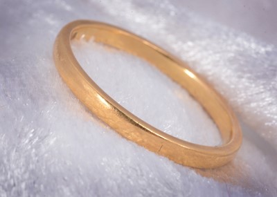 Lot 127 - A 22ct gold wedding band