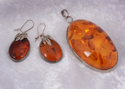 Lot 129 - A large silver amber oval pendant