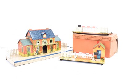 Lot 170 - French Hornby 0 gauge Level Crossing and No 2Station