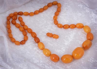 Lot 131 - A string of graduated oval amber beads