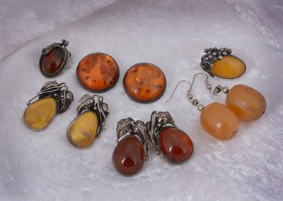 Lot 136 - A collection of silver and amber earrings