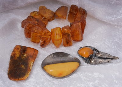 Lot 142 - An amber pendant