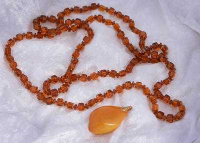 Lot 151 - An amber pebble pendant with a gilt bale