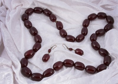 Lot 152 - A large 'cherry amber' necklace