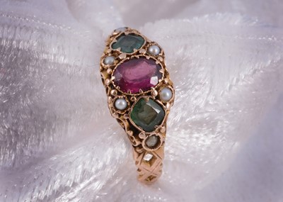 Lot 168 - A 15ct gold 'Elizabethan' style gem set paste ring