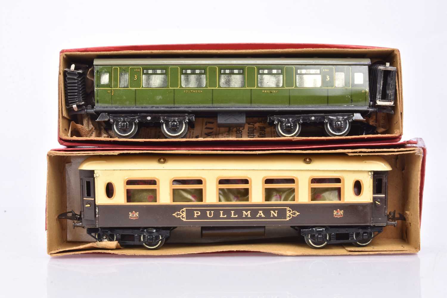Lot 174 - Hornby 0 Gauge No 2 SR green and Pullman chocolate and cream bogie coaches