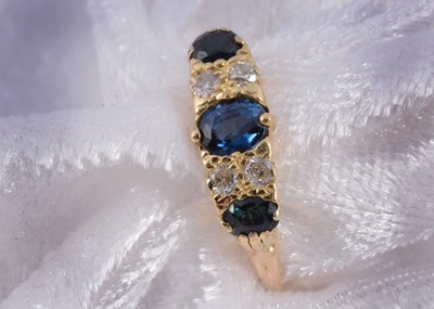 Lot 170 - A sapphire and diamond Edwardian style ring