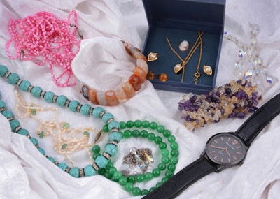 Lot 175 - Small collection of silver and costume jewels