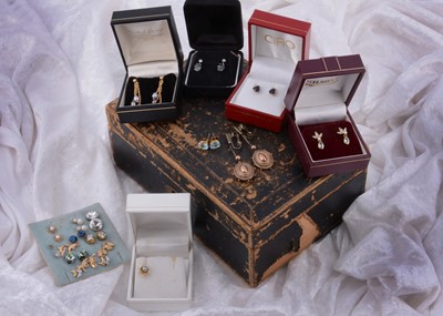 Lot 182 - A collection of earrings