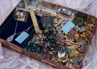 Lot 183 - A collection of costume brooches