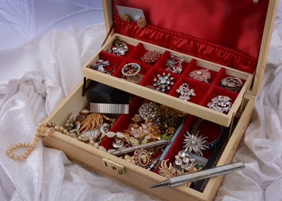 Lot 184 - A box of costume jewels