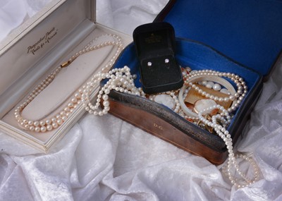 Lot 187 - A Victorian gilt metal and paste red stone brooch