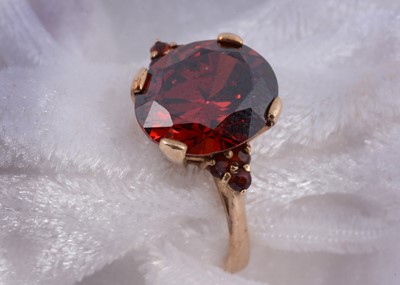 Lot 190 - A yellow metal garnet dress ring