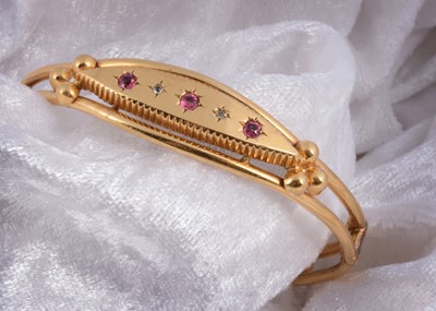 Lot 195 - An Edwardian 9ct gold hinged bangle