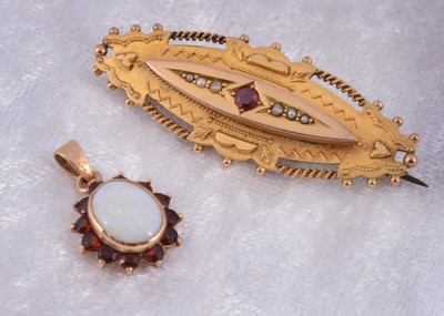 Lot 197 - A 9ct gold bar brooch