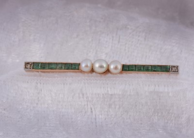 Lot 198 - A 585 marked seed pearl and emerald bar brooch