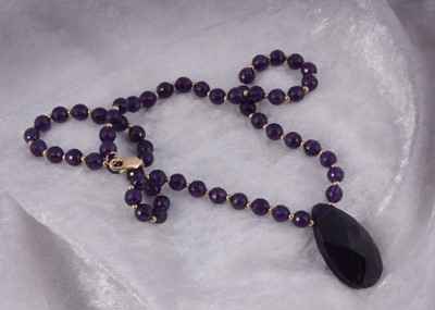 Lot 211 - An amethyst necklace united by a 9ct gold clasp