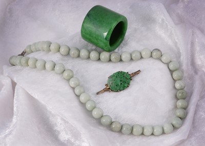 Lot 214 - A Chinese jadeite jade archers ring