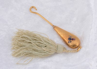 Lot 216 - A continental yellow metal gem set button hook