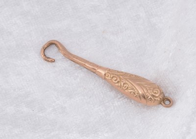 Lot 218 - A Victorian 9ct gold button hook