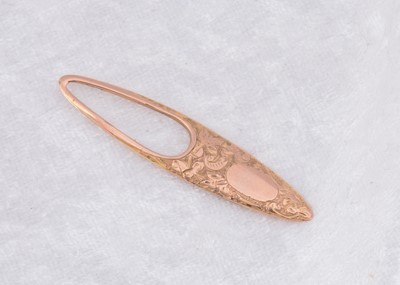 Lot 221 - An Edwardian 9ct gold Sampson Mordan & Co ovoid button loop