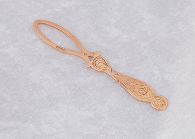 Lot 222 - A continental yellow metal loop button hook