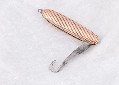 Lot 223 - An Edwardian ovoid 9ct gold cased hinged steel button hook