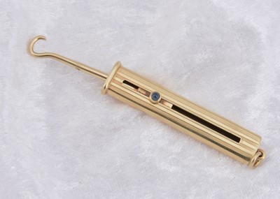 Lot 225 - A continental art deco 14k marked slide button hook