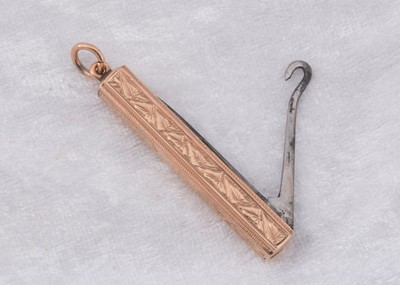 Lot 232 - An Edwardian 9ct gold folding button hook and knife