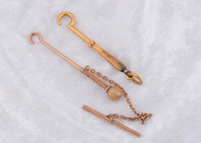 Lot 246 - A yellow metal T bar fob button hook