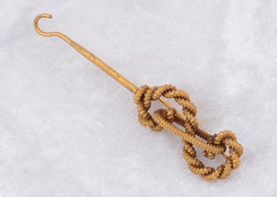Lot 247 - A 14k marked knot button hook brooch