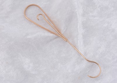 Lot 248 - A 10k marked double ended button hook