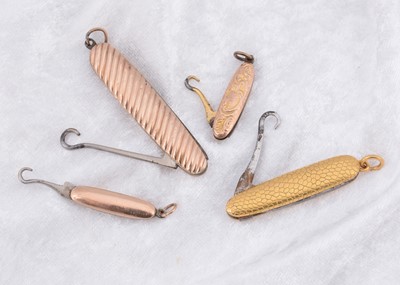 Lot 253 - A miniature 9ct gold folding button hook