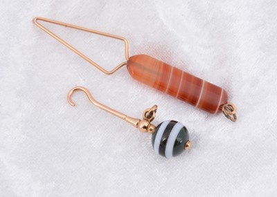 Lot 254 - A 9ct gold hardstone button hook fob