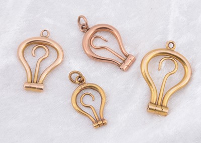 Lot 258 - An 18ct gold folding button hook charm