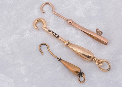 Lot 260 - A 15ct gold miniature button hook