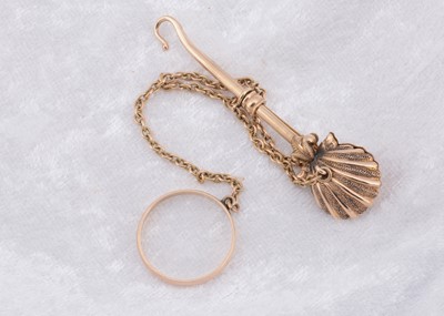 Lot 262 - An Edwardian yellow metal button hook and handkerchief clasp