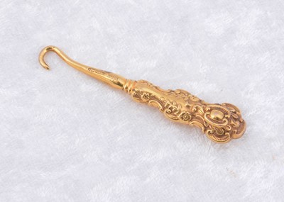 Lot 271 - A Victorian 9ct gold floral embossed button hook