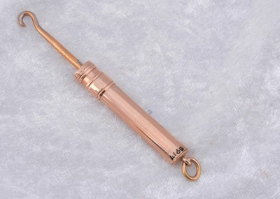 Lot 273 - A 14k marked slide button hook