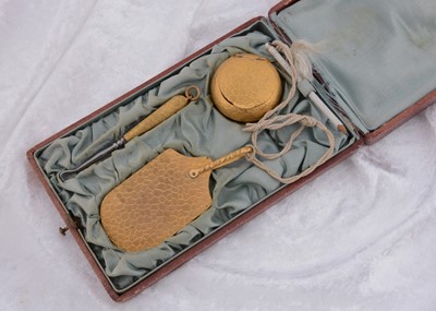 Lot 277 - An art deco gilt metal dance card