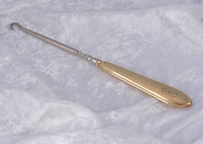 Lot 298 - An American 14k marked art deco handled button hook