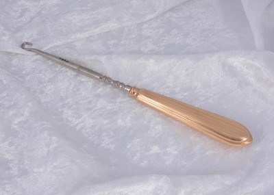 Lot 299 - A Cartier 14k marked gold handled button hook