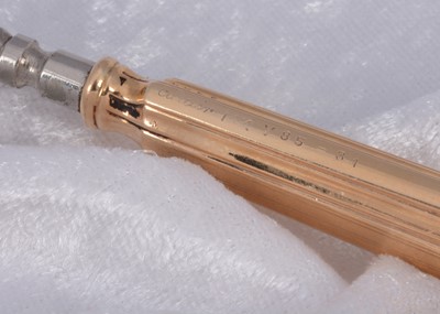 Lot 299 - A Cartier 14k marked gold handled button hook