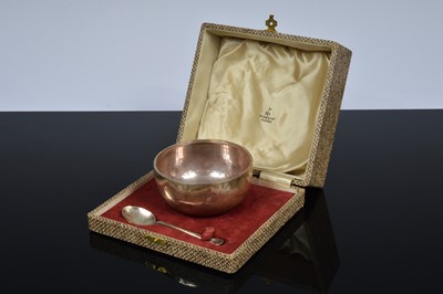 Lot 339 - A cased George V silver Christening bowl and spoon set by Walker & Hall