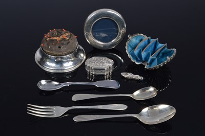 Lot 367 - A small group of silver and silver plated collectables