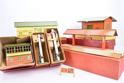 Lot 194 - Hornby 0 Gauge post-war boxed Stations Goods Platform and other Lineside Accessories